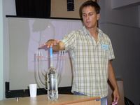 Jaroslav  Jindra: Hydrostatika v plastové láhvi