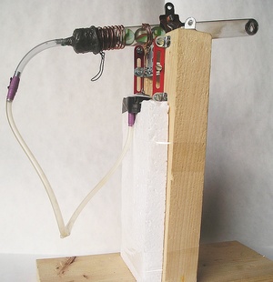 Obr. 6: Stirlingův stroj: a) jednodušší model se zkumavkou