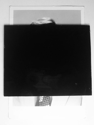Obr. 1 je černobílá fotografie překrytá černým filtrem ve viditelném světle