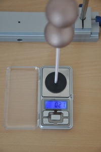 obrázek 2: b) Váhy použité pro „měření“ elektrické síly