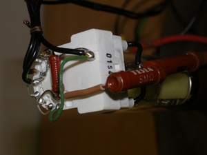 Obr. 4. Detail připojení rezistorů a vodičů k&nbsp;patici obrazovky