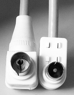 Obr. 5: Detail konektoru vysílací antény (vlevo) a přijímací antény (vpravo)