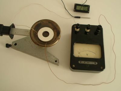 Obr. 5. Keramický měnič na vařiči při měření vzniklého napětí elektrostatickým voltmetrem a vzrůstu teploty.
