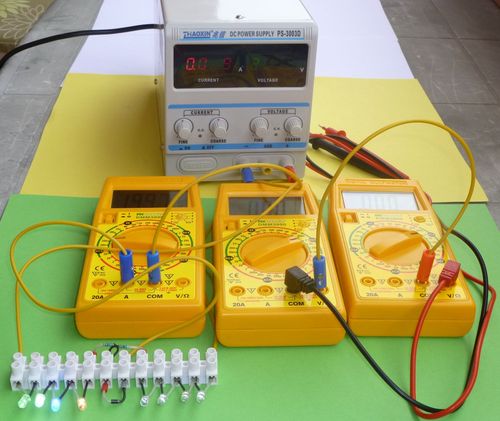 Obr. 9. Použití improvizovaného zdroje konstantního proudu a dvou sériově zapojených voltmetrů (multimetrů) při měření diodových svítivek.