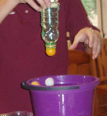 Figure 1. The use of a ping pong ball simplifies the experiment and makes it measuring.