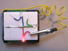 Obr. 4. Zjednodušené uspořádání trojice LED s baterií.