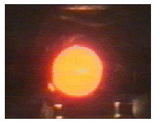 Jan Hosnedl: Zajmav pokusy z atmosfrick optiky - Foto 2: Demonstrace zplotn slunenho kotoue u obzoru (vlevo - a, vpravo - b).