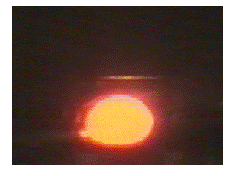 Jan Hosnedl: Zajmav pokusy z atmosfrick optiky - Foto 2: Demonstrace zplotn slunenho kotoue u obzoru (vlevo - a, vpravo - b).