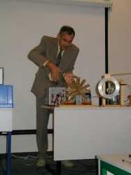 Prof. Dr. habil. Hans-Joachim Wilke (Technische Universitt Dresden, SRN): Pokusy s keramickmi magnety