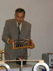 Prof. Dr. habil. Hans-Joachim Wilke (Technische Universitt Dresden, SRN): Pokusy s keramickmi magnety