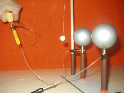 Betislav Pat: prava a vyuit piezoelektrickho zapalovae plynu pi pokusech z elektrostatiky - Obr. 12: Nabit tleso v elektrickm poli