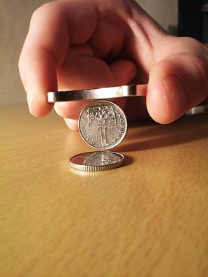 Zdenk Polk: Magnety - Obr. 4: typlov HDD magnet udr jedinou minci, druhou nepithne