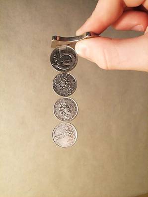 Zdenk Polk: Magnety - Obr. 5: etzek minc pod jednm z pl typlovho HDD magnetu
