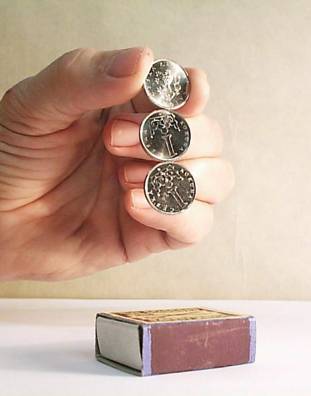 Zdenk Polk: Magnety - Obr. 8: Mince zmagnetovan magnetem v krabice pod nimi. V ruce dn magnet nen!