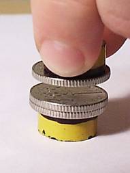 Zdenk Polk: Magnety - Obr. 12 (vlevo): Pibliovn magnet s mincemi.