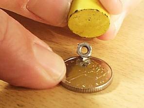 Zdenk Polk: Magnety - Obr. 16: Magnet matiku z mince nezvedne