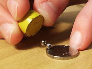Zdenk Polk: Magnety - Obr. 17: Magnet a dv kuliky na minci
