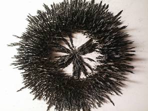 Zdenk Polk: Magnety - Obr .6: Pilinov obrazec 0,5 cm nad povrchem kruhovho reproduktorovho magnetu