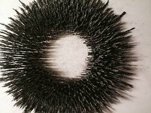 Zdenk Polk: Magnety - Obr .8: Pilinov obrazec 1,5 cm nad povrchem kruhovho reproduktorovho magnetu