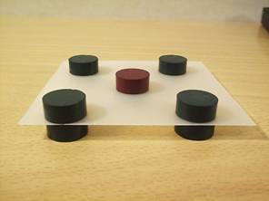 Zdenk Polk: Magnety - Obr. 7: Uspodn magnet pod paprem. Aby magnety zachovvaly svoji polohu, vdy dva secvakneme kolem vhodn podloky.
