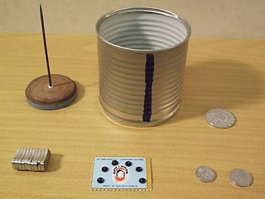 Zdenk Polk: Magnety - Obr. 5: Na obrzku je hdel rotoru ve stojnku, patentky ze kterch je loisko, sloupek z 10 HDD magnet a hlinkov mince ktermi lze pohybovat magnetem.