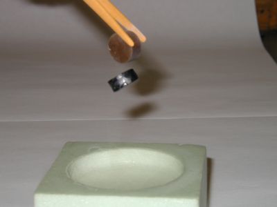Milos Rotter: Pokusy s kapalnm duskem - Supravodi vis pod permanetnm magnetem